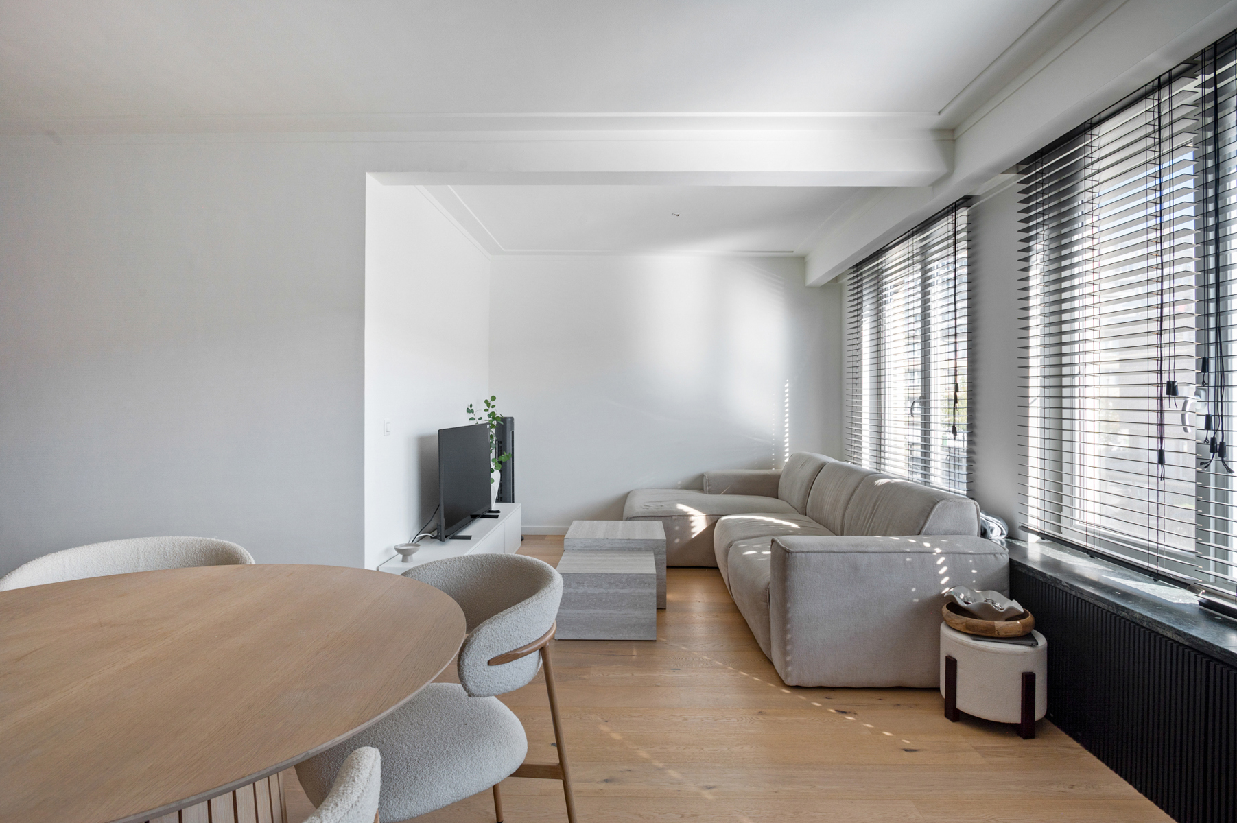 Stijlvol gerenoveerd appartement met terras en veel charme - foto 2