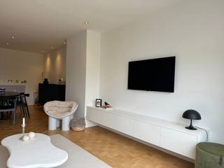 <p><strong>Lichtrijk 1-slaapkamerappartement met terras en garagebox te Wilrijk</strong><span></span></p>
<p>Ontdek dit verzorgd en lichtrijk appartement gelegen op een gunstige locatie te Wilrijk. Dankzij de aangename lichtinval, de praktische indeling en de stijlvolle inrichting biedt dit appartement een comfortabele woonervaring op een vlot bereikbare locatie. De leefruimte straalt rust en gezelligheid uit en sluit mooi aan bij de volledig uitgeruste keuken en het aangename terras.</p>
<p><strong>GA NAAR WWW.DEBOERENPARTNERS.BE OM RECHTSTREEKS UW ONLINE AFSPRAAK IN TE PLANNEN</strong></p>
<p><strong>Indeling:</strong><br />Inkomhal met ingemaakte vestiairekasten<br />Apart toilet<br />Lichtrijke leefruimte<br />Volledig uitgeruste keuken<br />1 ruime slaapkamer<br />Badkamer met inloopdouche<br />Aangenaam terras</p>
<p>De leefruimte vormt het hart van het appartement en geniet van veel natuurlijke lichtinval. Dankzij de ruime raampartijen en de open sfeer voelt het appartement bijzonder aangenaam en huiselijk aan. De volledig uitgeruste keuken is praktisch ingericht en biedt alle nodige comfort.</p>
<p>De slaapkamer is ruim en rustig gelegen, met rechtstreekse toegang tot een aangename buitenruimte. De badkamer is voorzien van een moderne inloopdouche. Daarnaast beschikt het appartement over een private kelderberging en is er een garagebox inbegrepen in de prijs, wat een absolute meerwaarde vormt.</p>
<p><strong>Bijzonderheden:</strong><br />Private kelderberging aanwezig<br />Garagebox inbegrepen in de prijs<br />Algemene kosten: €135,00/maand voor onderhoud en verbruik van de gemeenschappelijke delen en lift + provisie voor water en verwarming<br />Beschikbaar vanaf 07/10</p>
<p><strong>GA NAAR WWW.DEBOERENPARTNERS.BE OM RECHTSTREEKS UW ONLINE AFSPRAAK IN TE PLANNEN</strong></p>