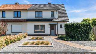 Welkom op de Nielerlaan 77 in As.<br /><br />Bent u op zoek naar een ruime woning op een rustige en aangename locatie in As?<br />Bent u op zoek naar een woning met mogelijkheden die u volledig naar eigen smaak kunt inrichten?<br />Dan is deze woning zeker een bezoek waard!<br /><br />Deze woning werd gebouwd in 1956 en onderging in 1995 een grote renovatie van het interieur.<br />Doorheen de jaren werd deze woning deftig onderhouden.<br />De woning is gelegen op een mooi perceel van 6a 46ca.<br /><br />Troeven:<br />✔ 3 slaapkamers<br />✔ EPC-label C (286 kWh / m²)<br />✔ Verwarming op aardgas (nieuwe doorstromer van 2017)<br />✔ Ramen - dubbel beglazing<br />✔ Ruime woning met verschillende mogelijkheden<br />✔ Gelegen in een aangename omgeving in As<br />✔ Volledig omheinde tuin<br />✔ ...<br /><br />Benieuwd naar de videoreportage?<br />👉 https://player.vimeo.com/video/1217920878<br /><br />Indeling: <br /><br />Kelder<br /><br />Gelijkvloers:
<ul>
<li>Inkomhal</li>
<li>Eetkamer</li>
<li>Woonkamer</li>
<li>Keuken </li>
<li>Berging</li>
</ul>
Verdiep 1:
<ul>
<li>Nachthal </li>
<li>Badkamer</li>
<li>3 slaapkamers</li>
</ul>
Tuin:
<ul>
<li>Veranda</li>
<li>Tuinhuis</li>
<li>Garage</li>
</ul>
Deze woning biedt dankzij de ruime indeling en het mooie perceel heel wat mogelijkheden.<br />Met wat aanpassingen naar eigen wens kunt u hier een aangename gezinswoning creëren, volledig naar eigen smaak en wensen.<br /><br />Documenten:<br />Het grondplan, het EPC-verslag, het asbestattest, de elektrische keuring kan u eenvoudig downloaden in bijlage.<br /><br />Interesse in een bezichtiging?<br />Bel ons via 089 391 555 of mail naar info@frerevastgoed.be.<br /><br />*Opmetingen van de binnenmaten zijn indicatief en kunnen licht afwijken.