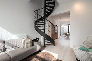 Dit magnifiek duplexappartement te koop is gelegen op de gelijkvloerse en eerste verdieping van "Villa Sidonie" langs de Nieuwpoortsesteenweg te Oostende. Het gebouw onderging een totaalrenovatie waardoor u geniet van moderne technieken en een hoogwaardige afwerking gecombineerd met de charme van een herenhuis.Indeling:* Gelijkvloerse verdieping: - lichtrijke leefruimte - open geïnstalleerde keuken voorzien van alle comfort (inductie, spoeltafel, frigo, diepvries, oven, microgolf en vaatwas)- magnifiek terras (20m²) met extra bergruimte* Eerste verdieping: - nachthal- afzonderlijk toilet met handwaslavabo- badkamer uitgerust met een dubbel badkamermeubel en inloop regendouche- slaapkamer 1 (14m²)- slaapkamer 2 (13m²)Bovendien beschikt u over een privatieve kelderberging (15m²) voorzien van aansluiting wasmachine en kan u gebruik maken van de gemeenschappelijke fietsenberging. Pluspunten: - 2 volwaardige slaapkamers - totaalrenovatie- kleinschalig gebouw (slechts 2 entiteiten)- zeer gunstig EPC (label B)- asbestveilig- kwalitatieve materialen - prachtig terras- positieve elektrische keuringBent u op zoek naar een schitterend gerenoveerd appartement te koop? Bel ons snel voor een bezichtiging ter plaatse!Bestuursmaatregelen in het maatregelenregister: in aanvraag