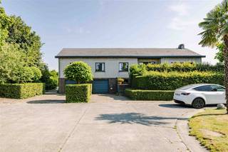 DESTELBERGEN - Op te frissen woning met veel potentieel en grote tuin Op zoek naar een ruime gezinswoning met 5 slaapkamers, dubbele garage en grote...