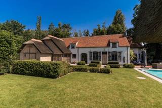 Authentic farmhouse with swimming pool and pool house in a prime location near Tivoli Park.Are you looking for an exclusive villa that combines...