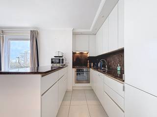 Hoekappartement met zeer gunstige ligging, op enkele stappen van het strand en de KYC en nabij het centrum van Sint-Idesbald.  Het appartement...