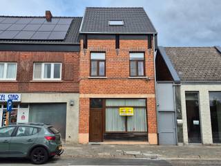 <p>Bent u op zoek naar een comfortabele en instapklare gezinswoning? Dan is deze verzorgde rijwoning zeker een bezoek waard.<br /><br />De woning beschikt over een grote leefruimte en een volledig uitgeruste keuken met een combi-oven, vaatwasser, koelkast, diepvries en gasvuur. Dankzij de praktische indeling en de aanwezige toestellen geniet u van alle hedendaags comfort.<br /><br />Via de trap komt u tot de drie volwaardige slaapkamers. De badkamer is uitgerust met een douche en de woning beschikt bovendien over een apart gastentoilet.<br /><br />Verder is er nog een grote kelder met veel bergruimte aanwezig.<br /><br />Onmiddellijk beschikbaar<br /><br />Heb je interesse? Vraag uw bezoek aan via onze website https://www.immovl.be/te-huur/list en druk op de knop '<strong>IK WENS EEN BEZOEK</strong>'.</p>