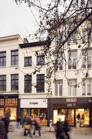 Ontdek dit uitstekend gelegen handelspand op een absolute topligging in het bruisende centrum van Antwerpen. Gelegen in de populaire Korte Gasthuisstraat, waar veel passage en zichtbaarheid gegarandeerd zijn. Momenteel uitgebaat onder de namen Strom &amp; June 21, met twee gevels naast elkaar.
Kenmerken van het pand:
Commerciële gelijkvloerse oppervlakte: ca. 93 m².
Stockage- en personeelsruimte op de verdiepingen: ca. 83 m².Breedte van de gevels samen: ca. 9,5 meter.
Oplevering: casco (werken reeds in uitvoering).
Aanpassing van de handelspui in uitvoering. 
De vitrinehoogte wordt verhoogd met 40 cm.
Het rechter raam wordt een vast raam zonder toegangsdeur.
Het linker raam krijgt een schuifdeur als ingang. 
Deze commerciële ruimte biedt een unieke opportuniteit voor retailers die op zoek zijn naar een prominente locatie met maximale zichtbaarheid in één van de meest bezochte winkelstraten van Antwerpen.
Voor meer info of een bezoek: contacteer info@immodelestre.be of 054 33 62 52. 