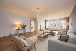 <p><span>Een verrassend ruim en instapklaar appartement van ca. 105 m², gelegen in een rustige, doodlopende straat in Borsbeek, vlak bij Fort 2 en belangrijke invalswegen. Hier woon je comfortabel, licht en praktisch, met twee terrassen én een ondergrondse autostaanplaats, ideaal voor wie ruimte en rust wil combineren met een vlotte bereikbaarheid.</span></p><p><span> </span></p><p><span>Ruimte & licht als absolute blikvangers</span><span><br />Via de ruime inkomhal kom je in de aangename leefruimte van maar liefst ca. 42 m². Grote ramen zorgen voor een mooie lichtinval, terwijl de parketvloer en neutrale afwerking een warme basis vormen. Er is meer dan voldoende plaats voor een royale zithoek en eetruimte.</span></p><p><span> </span></p><p><span>Koken met zicht op buiten<br /></span><span>De keuken is praktisch ingericht en volledig uitgerust met onder meer inductiekookplaat, combi-oven en voldoende kastruimte. Dankzij de rechtstreekse toegang tot het terras is dit een fijne plek voor een ontbijt of koffiemoment in de buitenlucht.</span></p><p><span> </span></p><p><span>Twee slaapkamers, twee terrassen<br /></span><span>Het appartement beschikt over twee ruime slaapkamers (ca. 14 m² en ca. 16 m²), die allebei toegang geven tot het tweede terras. De kamers zijn rustig gelegen en bieden voldoende plaats voor kasten en bureauruimte. Rolluiken zorgen hier voor extra comfort en privacy.</span></p><p><span> </span></p><p><span>Praktisch comfort, elke dag opnieuw<br /></span><span>De badkamer is uitgerust met een ligbad en dubbele wastafel. Daarnaast is er een aparte berging met aansluiting voor wasmachine en de privatieve verwarmingsketel. Het toilet is afzonderlijk voorzien.</span></p><p><span> </span></p><p><span>Parkeren zonder zorgen<br /></span><span>Bij het appartement hoort een ondergrondse autostaanplaats, verplicht aan te kopen voor een prijs van € 30.000 , met mogelijkheid tot aansluiting van een laadpaal op de bestaande infrastructuur. Het gebouw is verzorgd en geniet van lage gemeenschappelijke kosten.</span></p><p><span> </span></p><p><span>Rustig wonen, vlot verbonden<br /></span><span>Je woont hier in een rustige woonwijk in Borsbeek, met Fort 2 op wandelafstand en een bushalte om de hoek. Dankzij de nabijheid van invalswegen ben je snel onderweg richting Antwerpen of andere steden, terwijl je thuis geniet van stilte en groen.</span></p><p><span>uitreksel maatregelenregister negatief.</span></p>