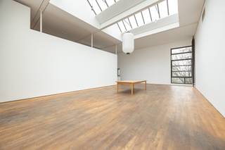 Cette maison moderne, conçue par l'architecte belge Georges Baines, symbolise le modernisme intemporel en harmonie avec l'architecture...