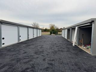 <p>Op een strategische locatie in Meerbeke (Ninove) bevindt zich dit <strong>uniek kleinschalige nieuwbouwproject met 9 appartementen</strong>. Het project bevindt zich op een boogscheut van het centrum van Ninove. Aangezien de residentie heel <strong>centraal gelegen</strong> is, is dit een perfecte uitvalsbasis naar Brussel, Aalst, Geraardsbergen, Halle,.. Winkels, horeca en openbaar vervoer bevinden zich in de korte nabijheid. Project Lily heeft ingespeeld op de architecturale hedendaagse noden en met bewustzijn voor de energiezuinige normen met het oog op de toekomst. Het project bestaat uit 9 prachtige entiteiten waar lichtrijke woonkamers en aangename terrassen centraal staan. <strong>Deze appartementen kunnen volledig afgewerkt worden naar eigen smaak en budget</strong>. Tevens beschikt deze residentie over tal van autostaanplaatsen en garages die extra aangekocht kunnen worden.<br /><br />Voor meer info, prijslijsten, plannen en het lastenboek, contacteer Ellen: 054/69.339.37 of ellen@topo-immo.be<br /><br /><strong>*Prijs vermeld in de advertentie betreft prijs excl. BTW en kosten.</strong><br /><strong>*Mogelijkheid tot aankoop aan 6% BTW.</strong></p>