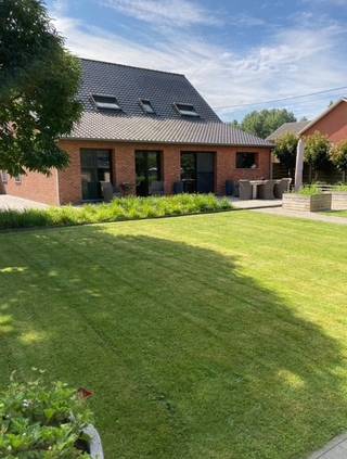 Ontdek deze charmante, energiezuinige woning op een uitzonderlijk breed perceel van 33,5 meter en 1682 m². De vrijstaande woning combineert hedendaags comfort met een warme, landelijke uitstraling en behaalt een uitstekende EPC-score B, mede dankzij zonnepanelen, thuisbatterij en airco (koelen én verwarmen).<br /><br />Binnenin geniet u van een ruime, lichtrijke leefruimte met moderne open gashaard en een mooi zicht op de tuin. De eetkamer sluit naadloos aan op de volledig geïnstalleerde keuken, uitgerust met een nieuw SMEG‑inductievuur en ruime oven. Aansluitend bevindt zich een praktische wasplaats/bijkeuken met extra bergruimte. Op het gelijkvloers is er bovendien een aparte bureauruimte die eenvoudig kan dienen als vierde slaapkamer.<br /><br />Op de verdieping bevinden zich drie ruime slaapkamers, waaronder een master bedroom met inloopdressing. De grote badkamer is uitgerust met ligbad, dubbele lavabo’s en een royale inloopdouche. Onder de wasplaats is een droge, koele kelder aanwezig.<br /><br />De onderhoudsvriendelijke, volledig omheinde tuin is een heerlijke plek om te ontspannen. U vindt er een groot bijgebouw met veel bergruimte, een overdekt terras met buitenbar, wind screens en infrarood terrasverwarmers, en achteraan een hobbyserre. De oprit biedt plaats aan meerdere wagens en de carport is geschikt voor twee grote auto’s.<br /><br />Een unieke kans voor wie ruimte, rust en modern wooncomfort zoekt op een uitzonderlijk perceel.