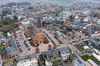 Op een absolute toplocatie in het hart van Putte bevindt zich dit veelzijdige handelspand met bovengelegen appartement. Dankzij de centrale...