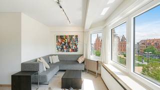 Situé du côté ensoleillé de l’Alfred Verweeplein, à quelques pas de la mer et de la plage, nous vous proposons à la vente cet appartement économe en énergie, prêt à emménager, comprenant deux chambres à coucher et bénéficiant d’une vue dégagée depuis le troisième étage. Idéalement situé au cœur animé de Knokke, il offre tout le confort nécessaire avec de nombreux commerces, restaurants et services à proximité immédiate. L’appartement se trouve dans un immeuble de petite taille comprenant un seul appartement par étage.<br /><br />Disposition :<br />Hall d’entrée avec toilettes et vestiaire, agréable séjour avec vue dégagée, cuisine équipée, deux chambres à coucher, salle de bains, balcon à l’arrière.<br /><br />Cave privative.<br /><br />Les fenêtres ont été récemment remplacées et la chaudière a été renouvelée par une chaudière à condensation à haut rendement.<br /><br />Visites ? Sur rendez-vous auprès d’Avantimmo au 050 62 50 55.