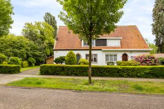 Voor de huizenjagers die de vrijheid willen om hun eigen ding te doen: ontdek deze unieke eengezinswoning in de gegeerde, groene woonwijk het Zand. Een goed gelegen stuk grond in een rustige, aangename straat en een degelijke woning als basis om te moderniseren.
De woning beschikt over een lichtrijke leefruimte met aansluitende keuken, 3 slaapkamers, 1 badkamer, een ruime zolder met uitbreidingsmogelijkheden en een veranda met zicht op de zonnige, zuidgeoriënteerde tuin. Ook het bijgebouw biedt tal van mogelijkheden mits de nodige aanpak. De zonnige, zuidgeoriënteerde tuin vormt een echt verlengstuk van de woning. Met zijn uitgestrekte gazon en volledige privacy is dit de ideale plek om tot rust te komen, kinderen vrij te laten spelen of lange zomeravonden door te brengen met familie en vrienden.
Uw nieuwe thuis bevindt zich in de gegeerde woonwijk Het Zand in Brasschaat, een groene en rustige buurt met een uitstekende ligging vlak bij natuurdomein Den Inslag en het Park van Brasschaat, alsook de Bredabaan. Dankzij de nabijheid van scholen, sportfaciliteiten en de E19 geniet u hier van comfortabel wonen met een vlotte bereikbaarheid.
Dit huis heeft heel wat troeven, maar is aan modernisering toe. Vraag bij uw bezoek zeker raad over de mogelijkheden en maak er uw droomwoning van.
Stedenbouwkundige inlichtingen in aanvraag.
Voor meer informatie of een gratis waardebepaling van uw vastgoed kan u een aanvraag invullen op onze website of even bellen op het nr. 03/345.88.99.