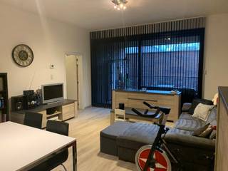 <p><span><strong>Gelieve uitsluitend per e-mail te reageren via info@peltermakelaardij.be.</strong><br /><br />Op zoek naar een comfortabel en centraal gelegen appartement? Dit gelijkvloerse appartement bevindt zich in het hart van Pelt, op wandelafstand van winkels, horeca en andere dagelijkse voorzieningen.</span></p>
<p><span>Het appartement beschikt over een praktische indeling en biedt alle comfort om aangenaam te wonen.</span></p>
<h3><span>Indeling</span></h3>
<p><span>Via de inkomhal betreedt u het appartement. Verder beschikt het over een gezellige woonkamer met open keuken, een praktische berging/wasplaats, twee slaapkamers, een afzonderlijk toilet en een badkamer.</span></p>
<p><span>Daarnaast beschikt het appartement over een privatieve kelderberging en een autostaanplaats.</span></p>
<h3><span>Huurvoorwaarden</span></h3>
<ul>
<li>
<p><span>Beschikbaar vanaf: 1 november 2026</span></p>
</li>
<li>
<p><span>Huurprijs: € 875 per maand</span></p>
</li>
<li>
<p><span>Gemeenschappelijke kosten: € 85 per maand</span></p>
</li>
<li>
<p><span>Totale maandelijkse kosten: € 960</span></p>
</li>
<li>
<p><span>Huurwaarborg: € 2.640 (te plaatsen op een geblokkeerde rekening)</span></p>
</li>
</ul>
<h3><span>Interesse in dit appartement?</span></h3>
<p><span>Dankzij de centrale ligging en de praktische indeling is dit appartement ideaal voor wie comfortabel en gelijkvloers wil wonen, met alle voorzieningen binnen handbereik.</span></p>
<p><span>Wenst u meer informatie of wilt u graag een bezichtiging aanvragen?</span></p>
<p><span>Gelieve uitsluitend per e-mail te reageren via </span><span>info@peltermakelaardij.be</span><span>.</span></p>