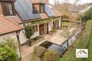 Deze stijlvolle villa bevindt zich in het groene Merelbeke. Je komt binnen via een ruime, elegante traphal die toegang biedt tot alle vertrekken...