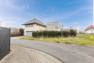 Gelegen in de rustige en geliefde Miami-wijk van Middelkerke, biedt deze vrijstaande villa een unieke kans voor wie op zoek is naar ruimte, comfort...
