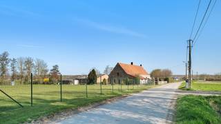 Charmante hofstede op 5.050 m² grond temidden de Damse weilanden, mooi verscholen langs een rustig landweggetje zonder veel doorgaand verkeer...