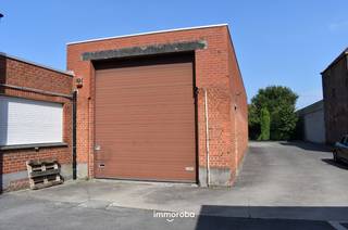 Goed gelegen magazijn van 200 m². Op totale opp van 1500 m². Inrijpoort van 3.5m hoog.Het pand is voorzien van een bureau, kelder en toilet...