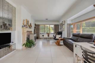 <p>Ben je opzoek naar een ruime woning met voldoende ruimte op een topligging?</p><p> </p><p>We bieden je graag deze leuke woning aan gelegen nabij het Kravaalbos op een gunstige locatie in Meldert met extra opslagruimte.</p><p>Belangrijke troeven: hernieuwbare energie (zonnepanelen), vernieuwingen doorheen de jaren, toplocatie, ...</p><p> </p><p>Bij het binnenkomen komen we in de inkomhal, die toegang geeft tot de lichtrijke en aangename leefruimte. Hier vinden we een gezellige eetplaats en een geïnstalleerde keuken met aansluitend een tweede zitruimte. Op het gelijkvloers bevinden zich daarnaast nog een praktische berging en een wasplaats.</p><p>Een absolute troef is het ruime zonneterras, waar je heerlijk kan genieten van de buitenlucht.</p><p> </p><p>Op de eerste verdieping bevinden zich twee slaapkamers en de badkamer. Via een vaste trap bereiken we de zolderverdieping, waar nog een derde slaapkamer is ingericht.</p><p> </p><p>Ook buiten heeft deze woning heel wat te bieden. Achteraan bevindt zich een ruime garage met aansluitend een polyvalente ruimte en voldoende extra bergruimte. Daarnaast beschikt de woning over een aangename tuin waar je in alle rust kan genieten.</p><p> </p><p><strong>Kortom: een ruime en veelzijdige woning met heel wat mogelijkheden, gelegen op een gunstige en groene locatie in Meldert.</strong></p>