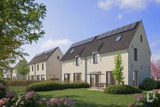 <p><span>Luxe BEN nieuwbouw-woning op prachtig terrein met agrarisch uitzicht</span></p><p><span> </span></p><p><span>Deze woning maakt onderdeel uit van het luxe nieuwbouwproject "Kriekenhof" te Zevergem, De Pinte. Dit project omvat 7 nieuwbouw-woningen, ideaal gelegen aan verschillende grote invalswegen, en toch met een idyllisch landelijk uitzicht. Geniet van de perfecte balans tussen wonen en bereikbaarheid dankzij de uitstekende verbindingen naar Gent en Brussel via de E17. Het concept werd bedacht met als inspiratie een landelijk woonerf. Elke woning beschikt over een eigen privatieve buitenruimte, alsook zijn er gemeenschappelijke groene buitenruimtes. De woningen beschikken over alle hedendaags comfort. De woningen worden opgeleverd met een hoogwaardige afwerking en kwalitatieve materialen.</span></p><p><span> </span></p><p><span>De woning wordt voorzien van zonnepanelen, een lucht/water warmtepomp met vloerverwarming en een ventilatiesysteem D.</span></p><p><span> </span></p><p><span>Deze woning is de linkse woning van de eerste blok, links op het terrein.</span></p><p><span>U betreedt de woning via de inkomhal met apart toilet en trap naar de eerste verdieping. Aansluitend vindt u de leefruimte die naadloos overgaat in de open keuken. De keuken is volledig te personaliseren naar eigen smaak, met 2 voorgestelde opstellingen waaruit u kan kiezen. Zo kan u de materialen en kleuren zelf kiezen. Onder de trap is een praktische bergruimte.</span></p><p><span>Op de 1</span><span><sup>ste</sup></span><span> verdieping vindt u 3 ruime slaapkamers en de badkamer. Ook voor de badkamer kunnen de materialen en kleuren gekozen worden, voor een op maat gemaakt gevoel. Op de 2</span><span><sup>de</sup></span><span> verdieping bevindt zich de 4</span><span><sup>de</sup></span><span> slaapkamer of polyvalente ruimte, alsook een technische zolderruimte.</span></p><p><span>Achteraan de woning vindt u de rustige private tuin met gezellig zonneterras terug. De tuinen worden voorzien van een omheining en beplanting.</span></p><p><span> </span></p><p><span>Bij elke woning hoort minstens 1 parkeerplaats van € 18.000 (apart aan te kopen). Er is mogelijkheid om een 2</span><span><sup>de</sup></span><span> parkeerplaats bijkomend aan te kopen.</span></p><p><span>Naast de parking ligt de gemeenschappelijke fietsenstalling, waar elke woning zijn eigen fiets-staanplaatsen toegewezen heeft.</span></p><p><span> </span></p><p><span>Prijzen exclusief registratierechten op de grond en btw op constructie</span><span>.</span></p>