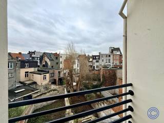 Informatie appartementDit instapklaar appartement is gelegen in een statig gebouw met lift (waarmee je rechtstreeks in het appartement binnen komt!),...