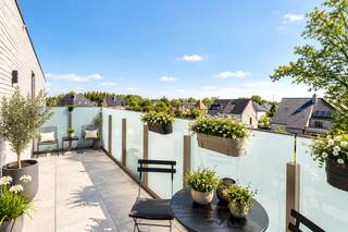 Rustig wonen, vlak bij het centrum van Sint-Niklaas.<br /><br />Dit recente appartement uit <strong>2023</strong> combineert een lichtrijke leefruimte met open keuken, een ruime slaapkamer en een heerlijk <strong>zonnig terras</strong> met open uitzicht.<br /><br />Binnen is alles klaar om gewoon te wonen: <strong>vloerverwarming, EPC A, conforme elektriciteit en een verzorgde, hedendaagse afwerking</strong>. Geen renovatie, geen grote werken — gewoon verhuizen.<br /><br />En dan zijn er de praktische troeven die in deze prijsklasse het verschil maken: t<strong>wee ondergrondse autostaanplaatsen én een privatieve kelderberging</strong>.<br /><br />Je woont hier rustig en groen, terwijl de <strong>Grote Markt, winkels, horeca en het station</strong> vlot bereikbaar zijn.<br /><br /><strong>75 m² · bouwjaar 2023 · EPC A · zonnig terras · 2 staanplaatsen · kelderberging</strong><br /><br />Een appartement voor wie comfortabel wil wonen, kleiner wil gaan wonen zonder comfort in te leveren, of zoekt naar een recente eigendom op een sterke locatie.<br /><br /><strong>Kom vooral zelf ervaren hoe aangenaam het hier woont.<br /><br />📞 Alexander Pieters – 0476 62 30 37</strong><br />✉️ alexander@ocvastgoed.be<br /><br />CV: aardgas <br />EPC: 61 kWh/m²jaar (A-label) – Bruto vloeroppervlakte: 75 m<sup>2</sup> volgens het EPC-attest (excl. terras)<br />Stedenbouwkundige inlichtingen: woongebied, bouwvergunning, verkavelingsvergunning, voorkooprecht, geen rechterlijke herstelmaatregel of bestuurlijke maatregel opgelegd.<br />Geen overstromingsgevoelig gebied: P-score: B, G-score: B.<br />Geen renovatieverplichting.