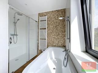 Zoekt u de perfecte instapklare starterswoning of een zorgeloze, waardevaste investering? In de Kapellenstraat te Wetteren vindt u deze recent compleet gerenoveerde parel waar modern wooncomfort, lichtinval en uitmuntende duurzaamheid naadloos samenkomen.<br /><br /><strong>Indeling van de woning:</strong><br /><strong>Gelijkvloers</strong>: U komt binnen via de uitnodigende inkomhal met apart gastentoilet. De sfeervolle woon- en eetkamer vormt samen met de keuken het hart van de woning. Dankzij het grote schuifraam geniet u van een directe overgang naar de zonnige, volledig afgesloten stadstuin. Achteraan in de tuin bevindt zich een uitzonderlijk ruime berging van 20 m² – ideaal voor fietsen, hobby's of opslag. Een praktische technische ruimte vooraan maakt het gelijkvloers compleet.<br /><br /><strong>Eerste verdieping</strong>: Hier bevindt zich een ruime eerste slaapkamer (14 m²), een tweede apart toilet en een luxueuze badkamer voorzien van een elegant wasmeubel, een ontspannend ligbad én een comfortabele inloopdouche.<br /><br /><strong>Tweede verdieping</strong>: Een riante tweede slaapkamer van maar liefst 20 m², sfeervol afgewerkt met automatische Velux-ramen die zorgen voor een overvloed aan natuurlijk licht.<br /><br /><strong>Zolder:</strong> Een lage zolderruimte van 8 m² biedt de nodige praktische opbergruimte.<br /><br /><strong>De belangrijkste troeven op een rij:</strong><br />✅Extreem energiezuinig: label EPC A (67 kWh/m²) en uitgerust met zonnepanelen en een geavanceerd ventilatiesysteem D.<br />✅100% Zorgeloos & Veilig: volledig vernieuwd, elektriciteit volledig conform gekeurd en 100% asbestvrij.<br />✅Buitenruimte & Extra berging: gezellige zonnige stadstuin met een grote polyvalente buitenberging (20 m²).<br />✅Toplocatie: gelegen in het centrum van Wetteren, op wandelafstand van winkels, scholen, het treinstation en buslijnen.<br />✅Uitstekende bereikbaarheid: vlotte aansluiting op belangrijke invalswegen en de E40 (Gent - Brussel).<br /><br /><strong>Een unieke, toekomstbestendige kans voor snelle beslissers. Plan snel uw bezoek en laat u overtuigen door de kwaliteit en het comfort van deze woning!</strong><br /><br /><strong>Weet:</strong> De vermelde prijs is een richtprijs/startprijs. Deze methode geeft jou, als potentiële koper, de kans om op een transparante manier te bieden. Na ontvangst van deze biedingen zal de verkoper beslissen of hij/zij de eigendom verkoopt aan het hoogste bod, de richtprijs is aldus niet bindend voor de verkoper.<br /><br /><strong>Benieuwd naar deze absolute topper ??</strong><br />Maak snel jouw afspraak via immo@vastgoed-ff.be, bel <strong>Gunther op 0476/60 67 96</strong> of bel tijdens de kantooruren naar <strong>053/21.21.21</strong><br /><br />Tot gauw. Voor snelle beslissers!<br />