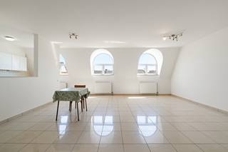 <p>Lichtrijk en instapklaar appartement op de bovenste verdieping van residentie 'Voorhaven'</p><p> </p><p>Op zoek naar een instapklaar appartement op een uitstekende locatie?</p><p>Dit lichtrijke appartement bevindt zich op de bovenste verdieping van residentie 'Voorhaven' en geniet van een bijzonder gunstige ligging, nabij het centrum van Gent, openbaar vervoer, scholen, winkels en tal van andere voorzieningen.</p><p> </p><p>De indeling van het appartement omvat een inkomhal, een ruime en lichtrijke leefruimte, een keuken met praktische berging, twee volwaardige slaapkamers, een badkamer met wastafel, toilet en ligbad, een afgescheiden toilet en een technische ruimte.</p><p>Daarnaast beschikt het appartement over een privatieve kelderberging en een gemeenschappelijke fietsenberging. </p><p> </p><p>Troeven:</p><ul><li><p>Uitstekende ligging nabij het centrum van Gent</p></li><li><p>Instapklaar en recent geschilderd</p></li><li><p>Twee volwaardige slaapkamers</p></li><li><p>Mogelijkheid tot aankopen ondergrondse autostaanplaats</p></li></ul><p><strong>Disclaimer:</strong> De foto's in deze online publiciteit zijn deels bewerkt met behulp van artificiële intelligentie (AI) om de visualisatie van de ruimtes te optimaliseren. Ze dienen uitsluitend ter illustratie en kunnen afwijken van de werkelijke situatie. Tijdens een plaatsbezoek krijg je een correct beeld van het pand.</p><p> </p><p><strong>Interesse?</strong></p><p>Neem contact met ons op voor een bezoek via 0499/84.71.00 of stuur een e-mail naar chabelli@vastgoeddevos.be.</p>