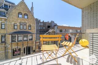 <p>Bent u op zoek naar een ruim appartement op een absolute topligging? Dan is dit verzorgde 3-slaapkamerappartement precies wat u zoekt.<br /><br />Gelegen op de<strong> hoek van de Zeelaan en de Bonzellaan</strong>, aan de rand van de charmante Dumontwijk en midden in het bruisende commerciële centrum van De Panne, geniet u van alle winkels, horecazaken en voorzieningen binnen handbereik. Bovendien bevindt het strand zich op slechts een korte wandelafstand.<br /><br />De royale leefruimte met haar charmante schouw vormt het warme hart van het appartement en biedt alle ruimte voor een gezellige zit- en eethoek. De geïnstalleerde keuken sluit aan op een gezellig <strong>zuidgericht zonneterras</strong>, waar u heerlijk kunt genieten van de zon.<br /><br />Verder beschikt het appartement over <strong>drie volwaardige slaapkamers</strong>, een praktische berging met wasruimte en technische voorzieningen, een apart gastentoilet en een private kelderberging.<br /><br />Ook op het vlak van comfort scoort deze eigendom uitstekend. Het gebouw is voorzien van<strong> een lift </strong>en het appartement beschikt over een <strong>energiezuinig EPC-label C</strong>.<br /><br />Dankzij de uitstekende ligging, de royale leefruimtes en de praktische indeling is dit appartement uitermate geschikt als <strong>comfortabele vaste woonplaats, tweede verblijf aan zee of interessante investering met een aantrekkelijk verhuurpotentieel.</strong><br /><br /><strong>Troeven:</strong></p>

<ul>
	<li>Topligging in de winkelstraat, op wandelafstand van het strand</li>
	<li>Drie volwaardige slaapkamers</li>
	<li>Royale leefruimte met charmante schouw</li>
	<li>Geïnstalleerde keuken</li>
	<li>Gezellig zuidgericht terras</li>
	<li>Ruime berging met wasruimte</li>
	<li>Apart gastentoilet</li>
	<li>Private kelderberging</li>
	<li>Lift aanwezig</li>
	<li>Energiezuinig (EPC C)</li>
</ul>

<p>Een unieke opportuniteit voor wie ruim en centraal wil wonen aan de Belgische kust.</p>