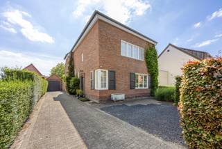 Zoekt u een woning met ruimte, karakter en een heerlijke ligging? Lindendreef 60 te Hoogstraten biedt het allemaal. Deze verrassende gezinswoning combineert rustig wonen met het comfort van alle voorzieningen binnen handbereik.<br />De omgeving: Groen én levendig<br />De woning is gelegen in een mooie, residentiële omgeving in het bruisende Hoogstraten. U geniet hier van de rust van een fijne buurt, terwijl het gezellige stadscentrum met haar terrasjes, winkels en uitstekende scholen vlakbij ligt. Ook voor natuurliefhebbers is de ligging ideaal, met prachtige wandel- en fietsroutes in de nabije omgeving. Daarnaast bent u dankzij de nabijgelegen uitvalswegen snel in steden als Breda of Antwerpen.<br />Indeling van de woning<br />Binnenstappen is thuiskomen. De woning beschikt over een doordachte indeling met tal van extra troeven:<br />Traphal: Een prachtige, stijlvolle traphal die bij binnenkomst direct zorgt voor een warm en karaktervol welkom.<br />Apart toilet: Praktisch en discreet gelegen in de traphal.<br />Woonkamer: Een gezellige en lichte leefruimte waar u heerlijk kunt ontspannen. De aanwezige pelletkachel zorgt bovendien voor extra warmte en sfeer tijdens gezellige momenten thuis.<br />Keuken: Functioneel ingericht en klaar voor al uw kookcreaties.<br />Bureel: Een aparte, rustige kantoorruimte. Perfect voor thuiswerk, zelfstandigen of als studeerkamer.<br />Tuinkamer: De absolute eyecatcher van het huis. Hier geniet u het hele jaar door van optimale lichtinval en een prachtig uitzicht op de tuin.<br />4 slaapkamers: Ruimte in overvloed voor een groot gezin, logeerkamers of een hobbyruimte.<br />Badkamer: Een comfortabele badkamer uitgerust met zowel een heerlijk ligbad als een aparte douche.<br />Kelder: Ideaal voor extra koele berging en voorraad.<br />Wasplaats buiten: Een praktische, aparte ruimte voor uw wasmachine en droger.<br />Garage: Veilige parkeergelegenheid voor uw auto en extra opbergruimte voor fietsen en tuingereedschap.<br />Hobbyruimte achteraan het perceel: Een bijkomende, veelzijdige ruimte die tal van mogelijkheden biedt voor hobby’s, werken, opslag of ontspanning. Deze ruimte is bovendien ook met de auto bereikbaar via een servitudeweg.<br />Maak snel een afspraak om deze verrassende woning en haar vele troeven met eigen ogen te ontdekken.<br />Kom het zelf ontdekken!