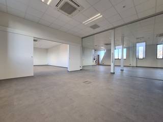 Fenomenaal gelegen nieuwbouw kantoorruimte met een oppervlakte van 400 m² te huur op 1,3 km van de R0 exit 17 Brussel-Centrum. De lichtrijke...