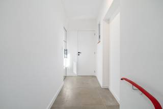 <p><strong>Modern appartement in het centrum van Zaventem, vlak bij openbaar vervoer, station en invalswegen.</strong><br /><br />Dit vernieuwde appartement combineert een praktische indeling met een centrale ligging in Zaventem. De aparte ingang biedt extra comfort en privacy. Dankzij de nieuwe ketel en het ontbreken van gemeenschappelijke kosten geniet je van zorgeloos wonen. De private berging op het gelijkvloers beschikt over alle nutsvoorzieningen en biedt plaats voor fietsen, opslag en een wasmachine. Een garage onder het appartement kan afzonderlijk worden aangekocht.<br /><br /><u><strong>Belangrijkste ruimtes:</strong></u><br />• Lichtrijke woonkamer (24 m²) met aangename leefruimte<br />• Functionele keuken (9 m²) met praktische indeling<br />• Badkamer (6 m²) met aansluitend apart toilet<br />• Twee slaapkamers van 12 m² en 7 m²<br />• Berging (6 m²) ideaal voor stockage of fietsen<br />• Terras (4 m²) voor een gezellig buitenmoment<br /><br /><u><strong>Troeven:</strong></u><br />• Vernieuwd appartement zonder algemene kosten<br />• Aparte ingang en private berging voor fietsen<br />• Mogelijkheid tot aankoop van garage onder het appartement<br /><br />Meer informatie of een bezoek met Joery Van De Gucht? Contacteer ons via +3223351115<br />JOUW DROOMAPPARTEMENT. ZO GEVONDEN!</p>