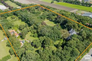 <p><span>Kasteel Ertbrand, u</span><span>niek kasteeldomein van ca. 5,7 ha in Kapellen</span></p><p><span> </span></p><p><span>Midden in een prachtig aangelegd parkdomein van ca. 57.000 m² ligt Kasteel Ertbrand. Het domein omvat het statige kasteel, een karaktervol voormalig koetshuis en een volwaardige tuinmanswoning.</span></p><p><span>Een eigendom van deze omvang en uitstraling is zeldzaam. Met zijn rijke geschiedenis, 3 royale residenties en uitgestrekte parkdomein vormt dit een unieke opportuniteit voor wie op zoek is naar een prestigieuze privéresidentie met tal van mogelijkheden.</span></p><p><span> </span></p><p><span>Het Domein</span></p><p><span> </span></p><p><span>Het prachtig aangelegde park vormt een oase van rust en privacy, met onder meer sierlijke vijvers, verzorgde hagen, volwassen groenstructuren en sfeervolle verzichten.</span></p><p><span>Hier geniet men van een uitzonderlijke woonomgeving waar natuur en exclusiviteit hand in hand gaan. </span></p><p><span>Een bijkomende meerwaarde is dat het kasteel, het koetshuis en de tuinmanswoning reeds zijn verkaveld in drie afzonderlijke percelen. Hierdoor biedt het eigendom niet alleen een unieke residentiële ervaring, maar ook interessante mogelijkheden naar de toekomst toe, waaronder een eventuele afzonderlijke verkoop van de verschillende residenties.</span></p><p><span> </span></p><p><span>Het Kasteel</span></p><p><span> </span></p><p><span>Het voormalige "Kasteel van Biart" werd na de Eerste Wereldoorlog afgebroken. Op deze historische locatie werd in 1920 het huidige Kasteel Ertbrand opgericht. De statige residentie beschikt over een bewoonbaar oppervlakte van circa 1.200 m² en straalt nog steeds de elegantie en grandeur uit van zijn bouwperiode.</span></p><p><span>Het kasteel omvat onder meer 10 slaapkamers en 4 badkamers, aangevuld met ruime leefvertrekken en ontvangstruimtes. De royale volumes, authentieke elementen en tijdloze uitstraling maken van het kasteel een uitzonderlijke woonervaring.</span></p><p><span>Naast zijn historische charme werd het kasteel doorheen de jaren zorgvuldig onderhouden. Zo werd het dak circa 10 jaar geleden vernieuwd, werden 20 zonnepanelen geplaatst en zorgen drie recente cv-ketels op aardgas voor een efficiënte en comfortabele verwarming.</span></p><p><span> </span></p><p><span>Het Koetshuis</span></p><p><span> </span></p><p><span>Naast het kasteel bevindt zich het voormalige koetshuis, met een bewoonbaar oppervlakte van circa 733 m². Dit gebouw werd in 2012 gerenoveerd en combineert vandaag karaktervolle elementen met hedendaags wooncomfort.</span></p><p><span>Het koetshuis omvat een ruime woning met 3 slaapkamers en 2 badkamers, aangevuld met een afzonderlijk appartement met 2 slaapkamers en 1 badkamer. Dankzij deze indeling biedt het talrijke mogelijkheden: van een gastenverblijf tot kangoeroewonen of een aparte woongelegenheid voor familieleden.</span></p><p><span>Als extra troef beschikt het koetshuis over een groot binnenzwembad, een sauna en meerdere garages.</span></p><p><span> </span></p><p><span>De Tuinmanswoning</span></p><p><span> </span></p><p><span>Het domein wordt vervolledigd door een charmante tuinmanswoning met een bewoonbaar oppervlak van circa 318 m². Deze volwaardige derde residentie beschikt over 3 slaapkamers en 2 badkamers en biedt eveneens diverse mogelijkheden binnen het geheel.</span></p><p><span> </span></p><p><span>Ligging</span></p><p><span> </span></p><p><span>Het domein is landelijk en in het groen gelegen, op een strategische locatie in Putte-Kapellen, nabij diverse voorzieningen en met een vlotte verbinding richting Brasschaat, Antwerpen en Nederland.</span></p><p><span> </span></p><p><span> </span></p><p><span>Contacteer ons voor meer informatie of om dit bijzondere domein persoonlijk te ontdekken.</span></p><p><span> </span></p>