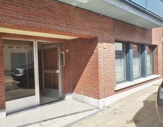 GELIJKVLOERSAPPARTEMENT met inkomhal en bergruimte, leefruimte, keuken met nieuwe kastjes en bestaand kookvuur, oven en ijskast, een badkamer...