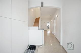  Op zoek naar een instapklare woning met verrassend veel ruimte, net buiten het bruisende centrum van Mechelen? Dan is deze charmante...