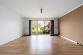 <p><strong>Ruime gezinswoning op perceel van 387 m² te Gent</strong></p>

<p>Op zoek naar een ruime woning met tal van mogelijkheden? Deze eigendom, gelegen aan de Sint-Laurentiuslaan 35 in Gent, biedt u een mooie combinatie van ruimte, comfort en een aangename ligging.</p>

<p>De woning beschikt over een bewoonbare oppervlakte van 185 m² en omvat vier volwaardige slaapkamers, ideaal voor gezinnen of wie extra ruimte wenst voor een bureau of hobbykamer. Verder is er een badkamer en een apart gastentoilet voor extra comfort.</p>

<p>De lichtrijke leefruimtes zorgen voor een aangename woonbeleving, terwijl de inpandige garage perfect dienstdoet als bergruimte of parkeerplaats. Daarnaast beschikt de woning over een oprit en een voortuin, wat bijdraagt aan de praktische toegankelijkheid en uitstraling van het geheel.</p>

<p>Het perceel van 387 m² biedt voldoende buitenruimte om te genieten van het buitenleven, zonder het onderhoud van een al te grote tuin.</p>

<p>Met een EPC-label C (227 kWh/m² jaar) is deze woning bovendien energiezuinig volgens de huidige normen.</p>

<p>Kortom, een ideale woning voor wie op zoek is naar ruimte en comfort in Gent.</p>

<p>Interesse? Contacteer ons vandaag nog voor een bezoek!</p>