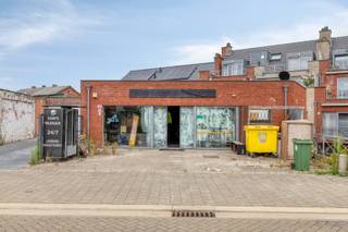<strong>Handelpand van 246m² te koop in Meerhout</strong><br /><br />Op een strategische ligging in het centrum van Meerhout, vinden we dit handelspand. Dankzij de uitstekende zichtbaarheid en passage is dit een ideale locatie voor kantoren, diensten of detailhandel. Alle voorzieningen zoals winkels, horeca, scholen en openbaar vervoer bevinden zich op wandelafstand.<br /><br />Bij het betreden van het handelspand kom je terecht in een ruime toonzaal met aan de inkom een afzonderlijke bureauruimte met berging. Verder bevindt zich nog een grote, multifunctionele ruimte die volledig naar eigen wens kan worden ingericht. Aan de achterzijde van het pand is een automatische garagepoort aanwezig, bereikbaar via de Molenstraat. Deze biedt een praktische toegang voor leveringen en laden en lossen.<br /><br />De centrale verwarming werkt op aardgas. Bovendien beschikt het pand over een gunstig EPC met energielabel B.<br /><br />Kortom, dit handelspand biedt een mooie kans voor wie op zoek is naar een commercieel pand op een centrale ligging in Meerhout. Dankzij de ruime indeling, de praktische achtertoegang en de gunstige ligging vormt dit pand de ideale uitvalsbasis voor diverse handelsactiviteiten.<br /><br />Spreekt dit handelspand jullie aan? Contacteer ons via info@bosmanvastgoed.be voor meer info of een bezoek ter plaatse. Wij helpen jullie graag verder!