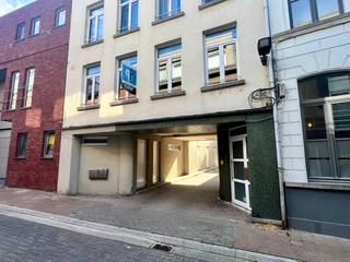 Te midden centrum Zottegem vinden we dit ruime appartement, in bijzonder goede staat van onderhoud en met een gunstige epc-score en conforme elektriciteit, alsook een conformiteitsattest voor verhuur. Het appartement omvat een privé inkomhall, bergruimte en 1 slaapkamer of bureauruimte op het gelijkvloers. Op het verdiep vinden we nog 1 grote kamer, een badkamer, een afzonderlijk toilet en een ruime lichtrijke leefplaats met open, ingerichte keuken! Verder beschikt het appartement over een private berging/fietsenstalling. Ideale woonst of opbrengsteigendom, zonder syndicuskosten! 100% instapklaar! Voor meer inlichtingen of een bezoek, contacteer Veronique 0483/676579