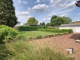 Deze charmante woning in Tessenderlo biedt een klassieke uitstraling gecombineerd met ruimte en potentieel. De uitnodigende voortuin en royale...