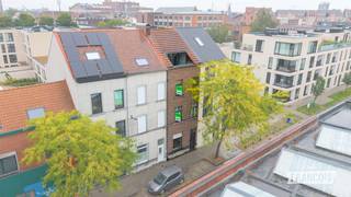 Dit karaktervolle herenhuis aan Nieuwland 56 in Gent combineert authentieke charme met aangenaam wooncomfort en een bijzonder ruime bewoonbare oppervlakte. De woning dateert uit 1902 en biedt 207 m² bewoonbare oppervlakte op een perceel van 103 m². In 2008 werd de keuken uitgebreid met een uitbouw, wat zorgt voor extra ruimte en een aangename verbinding met de buitenomgeving.<br /><br />De woning strekt zich uit over vier verdiepingen en beschikt over aangename leefruimtes, vier slaapkamers en een badkamer. Authentieke elementen benadrukken het oorspronkelijke karakter van het herenhuis en geven de woning haar herkenbare uitstraling. Dankzij het EPC-label C geniet de woning bovendien van een gunstige energieprestatie.<br /><br />Ook buiten biedt deze eigendom een mooie meerwaarde. De oostgerichte tuin van 26 m² vormt een aangename plek om de dag te starten, terwijl het westgerichte terras van 8,5 m² ideaal is om later op de dag van de zon te genieten.<br /><br />De ligging aan Nieuwland is bijzonder centraal, op korte afstand van het historische centrum van Gent, winkels, horeca en openbaar vervoer.<br /><br />Benieuwd naar dit karaktervolle herenhuis te koop in Gent? Vraag je bezoek aan via Immo Francois, actief in Gent en ruime omgeving.<br /><br />Denk je eraan om je woning in Gent te verkopen? Neem vrijblijvend contact op met Jamiro De Clerck van Immo Francois, Vogelmarkt 49 in Gent, voor een gratis schatting via jamiro@immofrancois.be.<br /><br />