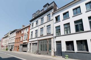<p>In de Hoogstraat 148 bevindt zich deze prachtig afgewerkte studio, gelegen in een karaktervol historisch gebouw dat enkele jaren geleden een grondige totaalrenovatie onderging.<br /><br />De studio beschikt over een aangename leefruimte met open keuken, een aparte badkamer en een gezellige slaapkamer op de mezzanineverdieping. De ruimte is bovendien uitgerust met airconditioning, wat zorgt voor extra comfort tijdens warme dagen. Dankzij de doordachte indeling wordt de beschikbare ruimte optimaal benut, wat bijdraagt aan een aangenaam en praktisch woongevoel.<br /><br />Met haar uitstekende ligging bevindt u zich op slechts tien minuten wandelen van de Korenmarkt, het bruisende hart van Gent. Winkels, restaurants, openbaar vervoer en alle stedelijke voorzieningen bevinden zich binnen handbereik.<br /><br />Deze eigendom is onmiddellijk beschikbaar en biedt tal van mogelijkheden. Ze vormt een uitstekende investering, is ideaal als verblijf voor studerende kinderen en biedt starters een unieke kans om een eigen stek te verwerven op een gegeerde locatie.<br /><br />Extra troef: lage maandelijkse kosten – geen syndicus aanwezig<br /><br />Bent u op zoek naar een instapklare studio met karakter, comfort en een centrale ligging? Neem dan snel contact op voor meer informatie of een bezoek ter plaatse.</p>