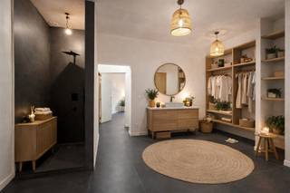 Wens je ook te wonen op wandelafstand van het bruisende Zuid? In dit kleinschalig gebouw bevindt zich dit gezellig te maken 1 slaapkamer appartement. Het gebouw werd volledig gestript en opnieuw vakkundig opgebouwd. De oorspronkelijke houten vloer zijn vervangen door duurzame betonnen vloer constructie. Alles vernieuwd: CV installatie, alle leidingen, elektriciteit, ramen, deuren, dak, sanitaire voorzieningen... Technische ruimte is voorzien van een aansluiting wasmachine. Extra voorziening van berging en fiets berging. Alle nutsvoorzieningen op eigen rekening. Laat je alvast inspireren bij het kiezen van jouw keuken, van jouw interieur. Volledig naar jouw stijl en kleur! Als extra troef kan je ontspannen op het gemeenschappelijk dakterras.Wil je jouw eigendom verkopen of zoek je een vastgoedmakelaar voor verhuur of beheer?Leer ons kennen!Abricasa – Vastgoed voor generaties: Jouw vastgoedpartner