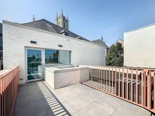 BEZOEK? Contacteer ons op het nummer 09.225.00.78. In een kleinschalige residentie met slechts vijf appartementen ontdek je dit energiezuinige en...