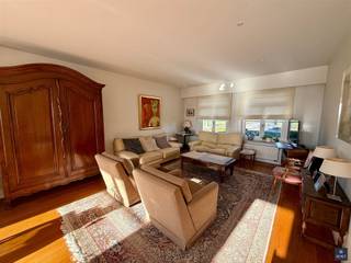 <p><span>L</span><span>ANDELIJK GELEGEN PRACHTIGE VILLA </span></p><p><span> </span></p><p><span>In het landelijke Kieldrecht, omringd door rust en groen, bevindt zich deze prachtige villa, afgewerkt met authentieke materialen zoals warme parketvloeren en natuursteen. </span></p><p><span> </span></p><p><span>De ruime inkomhal geeft meteen een gevoel van ruimte en kwaliteit en geeft toegang tot de lichtrijke leefruimte. Grote raampartijen zorgen voor een mooie verbinding met de tuin en laten overvloedig daglicht binnen. Aansluitend bevindt zich de volledig geïnstalleerde keuken, uitgerust met hoogwaardige toestellen en praktische werk- en opbergruimtes.</span></p><p><span> </span></p><p><span>Verder beschikt het gelijkvloers over een berging, een bureauruimte/slaapkamer en een eerste badkamer, wat deze villa ook perfect maakt voor gelijkvloers wonen. De garage is rechtstreeks toegankelijk vanuit de woning en biedt extra comfort en bergruimte.</span></p><p><span> </span></p><p><span>Op de 1</span><span><sup>ste</sup></span><span> verdieping zijn er drie grote slaapkamers, de master bedroom beschikt over een aansluitende dressing. Daarnaast zijn er twee extra badkamers (dus in totaal 3 badkamers), ideaal voor een groter gezin of gasten.</span></p><p><span> </span></p><p><span>De zolderverdieping fungeert momenteel als opbergzolder, maar biedt tevens de mogelijkheid om extra slaapkamers of een polyvalente ruimte te creëren.</span></p><p><span> </span></p><p><span>De ruime kelderruimte én volledige kruipkelder zijn de kers op de taart! </span></p><p><span> </span></p><p><span>Op het terras en in de verzorgde tuin kan u genieten van alle rust en privacy (totale opp. ± 1.100 m²) </span></p><p><span>De landbouwgrond rechts van de woning vrijwaart het open gevoel en het uitzonderlijk mooie uitzicht met perfecte oriëntatie.</span></p><p><span> </span></p><p><span>Interesse om dit pareltje te bezoeken?  Gelieve ons dan te contacteren op het nummer 03 775 41 88 of mail naar <span>kurt@vastgoed-smet.be</span></span><span> </span></p><p><span><span>www.vastgoed-smet.be</span></span></p><p><span> </span></p><p><span>“De verstrekte gegevens/informatie (zowel online als gedrukt) worden vrijblijvend verstrekt, enkel ter inlichting, zonder contractuele verbintenis of garantie van onzentwege en kunnen op ieder ogenblik gewijzigd worden”</span></p><p><span> </span></p><p><span> </span></p>