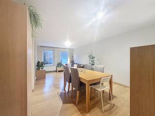 Dit appartement wordt gemeubeld verhuurd en is gelegen in een kleine residentie. Het appartement bevindt zich vlak bij het centrum, en is toch in een rustige straat gelegen. Ideaal als starterswoning! INDELING-- Leefruimte– berging – apart toilet – slaapkamer – badkamer (dubbele wastafel, ligbad)ALGEMEEN:-Kleine residentie -Centrale ligging -Bemeubeld -Garagebox verplicht bij te huren: 50 euro/maandDe snelste manier om een bezoek te brengen aan deze woning? Vraag je bezoek aan via de rode knop op onze website (www.dewaele.com) en je wordt gecontacteerd door onze verhuurexpert Jolien. Telefonisch kunnen er geen afspraken gemaakt worden. Bij andere vragen kun je ons telefonisch contacteren via 056 605 605.