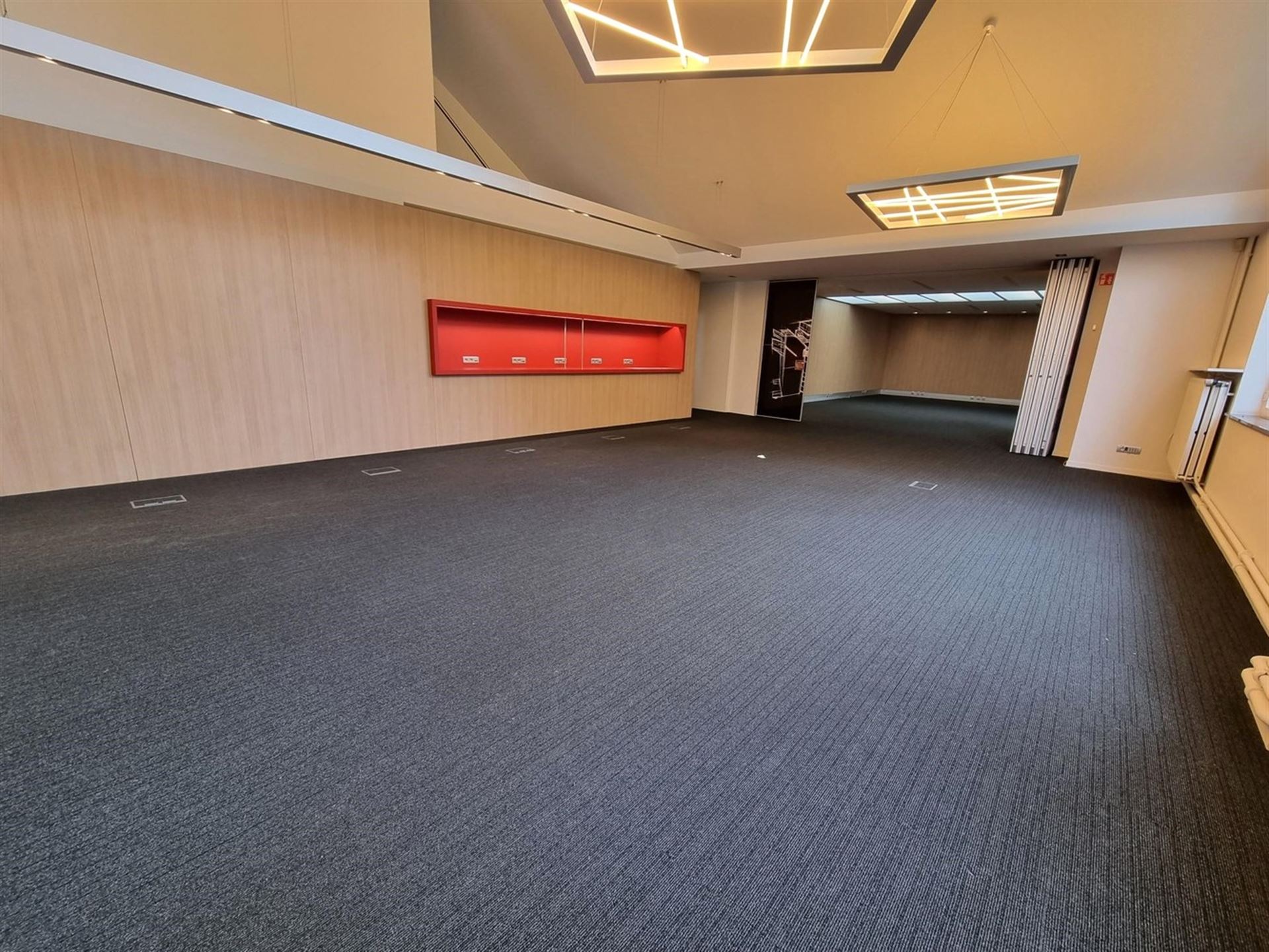 Kantoorgebouw met magazijnruimte, bruto vloeropp 1770 m² op een perceel gelegen van 49a85ca. - foto 4