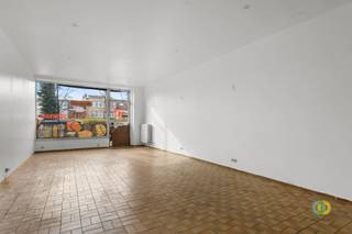 Bent u op zoek naar een goed gelegen handelsruimte voor uw zaak? Dit commercieel pand in het hart van Neder-Over-Heembeek biedt de perfecte...