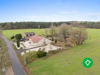 Deze alleenstaande woning met bijgebouwen ligt op een grondoppervlakte van 5680 m² te Koekelare waar u kunt genieten van de rust en het...