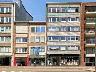 Bent U op zoek naar een pareltje in het hart van het centrum van Mortsel dan moet U zeker dit appartement even nader bekijken. <br />Het betreft een kwalitatief 'totaal' gerenoveerd appartement op de 5de verdieping (met lift!) met een adembenemed, groen en rustgevend uitzicht over het centrum van Mortsel.<br />Het appartement is als volgt ingedeeld : ruime inkomhall met apart toilet, berging/wasplaats, mooie woonkamer met ontzettend veel natuurlijke lichtinval, moderne kwalitatieve open keuken (Keukens de Abdij), luxueus ingerichte badkamer, 2 slaapkamers, 2 terrassen aan de slaapkamers waarvan 1 met bergkast. Tevens is er een privatieve kelderruimte.<br />Deze renovatie werd met zorg gedaan en de gebruikte materialen zijn duurzaam en kwaliteitsvol. Zo werden alle ruimten voorzien van een parketvloer die mooi doorloopt doorheen het appartement (behoudens badkamer en toilet daar werd een tegel voorzien).<br />Volgende werken werden uitgevoerd :<br />* volledig nieuwe elektriciteit<br />* volledig nieuwe sanitair en verwarming<br />* luxe keuken van 'Keukens de Abdij'<br />* luxe badkamer<br />* alle muren werden geïsoleerd en opnieuw bezet<br />* kwalitatieve parketvloer<br />De locatie is uitermate gunstig in het hart van het commerciële centrum van de gemeente Mortsel. Diverse winkels en het openbaar vervoer (bus en tram) op wandelafstand. Centraal gelegen en makkelijk bereikbaar op slecht enkele minuutjes van E-19 Antwerpen - Brussel en Ring Antwerpen. Zéér vlotte bereikbaarheid, zowel tram als bus in de straat aanwezig. <br />De gemeenschappelijke kosten bedragen € 250/maand en dit is inclusief privatief waterverbruik en kost verwarming !!!<br />Het appartement heeft een gunstige EPC-score 'B'.<br />Wil U dit pareltje bezoeken ??? Contacteer ons voor een bezichtiging ter plaatse via 03 459 99 99 of info@leximmo.be, tot dan! <br />