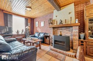 Deze op te frissen woning is gelegen nabij het centrum van Waasmunster. De woning bestaat uit een inkomhal, een living met gaskachel, een keuken...