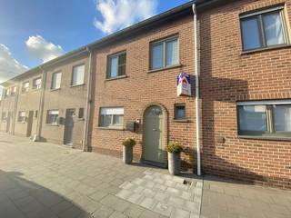 Gezellige rijwoning met 2 slaapkamers en koer te huur in het centrum van Menen. Woning ingedeeld als:* Gelijkvloers:  Inkom, apart toilet, berging...